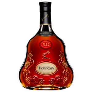 Rượu Hennessy XO đầu tiên được người cháu trai của dòng họ Hennessy tạo ra bởi trực giác khi sự hiếm có sẽ đồng nhất với phong cách hiện đại