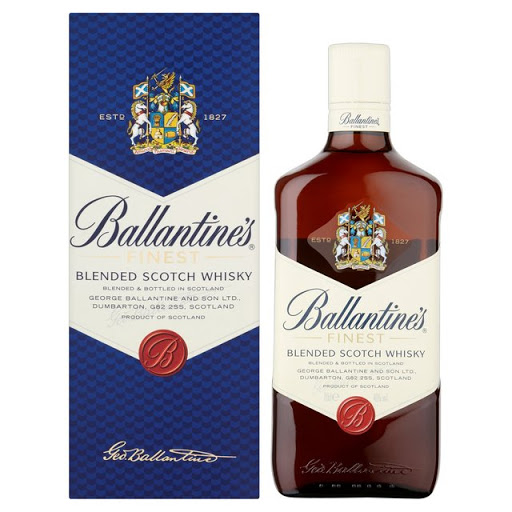 Rượu Ballantine's Finest có màu vàng lợt , cân bằng và hương hoa cỏ đến từ hổn hợp 50 loại whisky lúa mạch