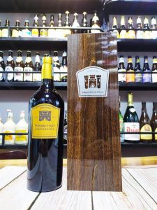Rượu vang ý Torri d'oro Primitivo Di Manduria là dòng vang làm nên thương hiệu của nhà rượu Rocca biệt danh “The farmily’s choice”.