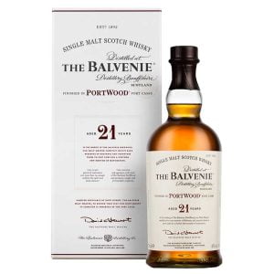 Rượu Balvenie 21 Năm được trưởng thành trong những thùng rượu Port hiếm, rượu có màu vàng đậm và hương thơm phức hợp