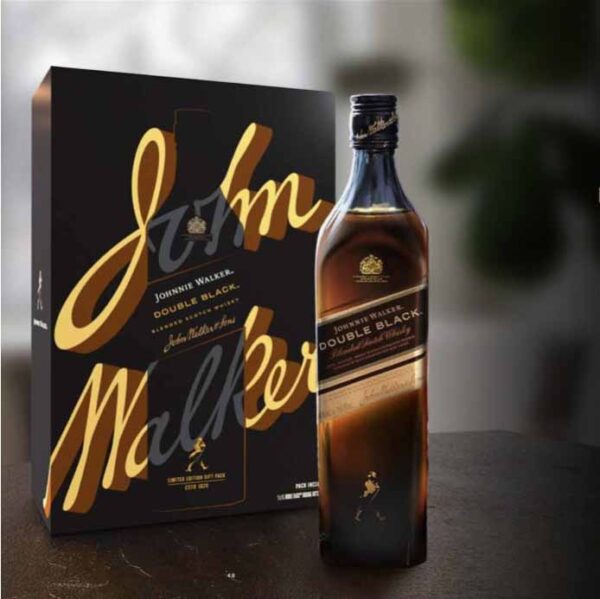Johnnie Walker Double Black Hộp Quà Tết 2022 được chế tác cho những người sành Whisky và yêu hương vị mạnh mẽ, đậm mùi khói