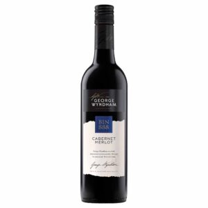 Rượu vang Wyndham Bin 888 Cabernet Merlot ✳️✳️✳️ có màu đỏ đậm ánh tím với hương thơm của trái cây tươi như mâm xôi, quả mận và hương vani