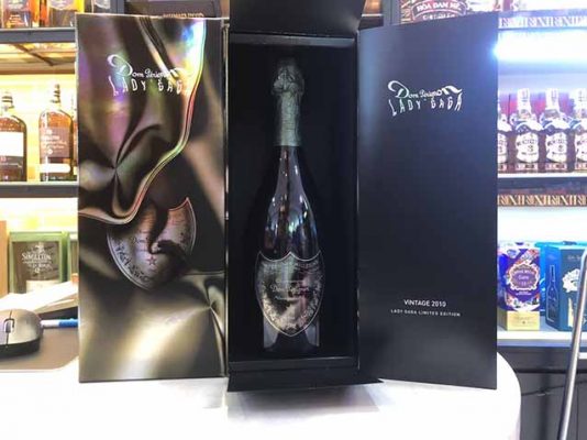 Rượu Champagne Dom Perignon Lady Gaga Brut 2010 là Sự hợp tác giữa Dom Pérignon và Lady Gaga đánh dấu sự gặp gỡ của hai thế lực sáng tạo.