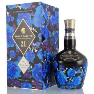 Chivas 21 Richard Quinn Black bao gồm một sự pha trộn hoa thanh lịch, để tôn kính các thiết kế táo bạo và đầy màu sắc của Richard Quinn.