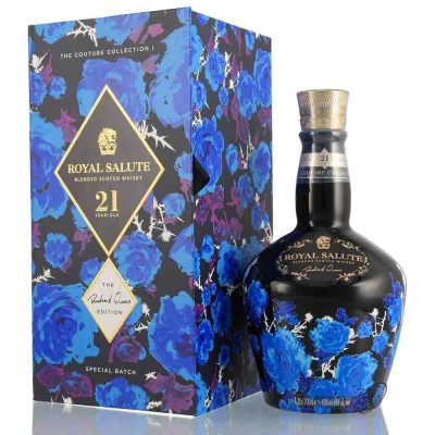 Chivas 21 Richard Quinn Black bao gồm một sự pha trộn hoa thanh lịch, để tôn kính các thiết kế táo bạo và đầy màu sắc của Richard Quinn.