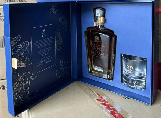 Johnnie Walker Sons XR 19 Hộp Quà Tết 2023 là tinh túy được bật thầy pha chế Jim Beveridge chế tác dựa trên những hương vị nhiệt đới đặc trưng