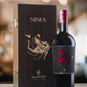 Rượu vang Ninfa Velenosi là chai rượu vang phá cách của nhà rượu Velenosi được phối trộn từ 4 giống nho Cabernet Sauvignon, Sangiovese, Merlot, Syrah