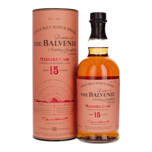 Rượu Balvenie 15 Năm Madeira Cask là một loại mạch nha đơn cất sống động và có hương vị mùa hè được hoàn thành trong thùng đã từng chứa rượu Madeira.