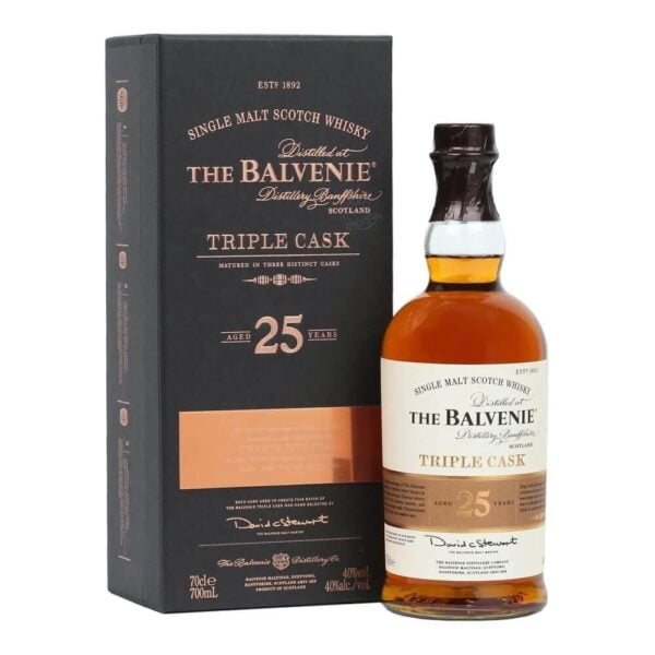 Rượu Balvenie 25 Năm Tripple Cask là loại rượu 25 năm tuổi đã trưởng thành trong sự kết hợp của rượu sherry oloroso, thùng rượu bourbon