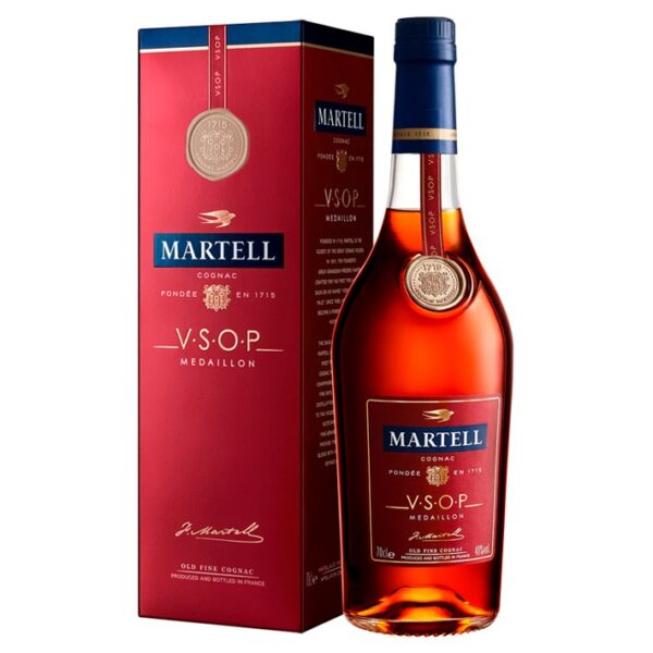 Rượu Martell VSOP Cognac có nghĩa là màu sắc ngả đỏ của thùng gỗ sồi lâu năm. Những thùng rượu này được làm thủ công từ gỗ sồi thớ nhỏ, vân mịn